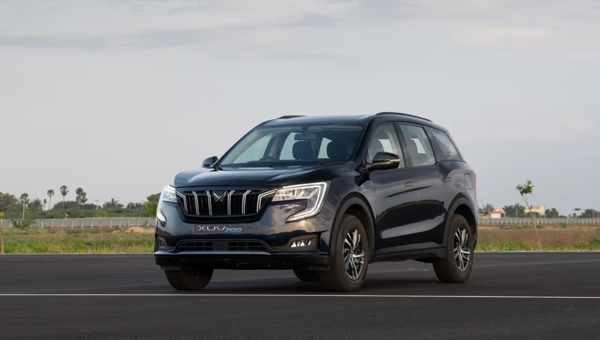 Mahindra XUV700: शानदार फीचर्स और दमदार सेफ्टी के साथ सिर्फ ₹14.03 लाख में, एक बार जरूर देखें ये लक्ज़री SUV