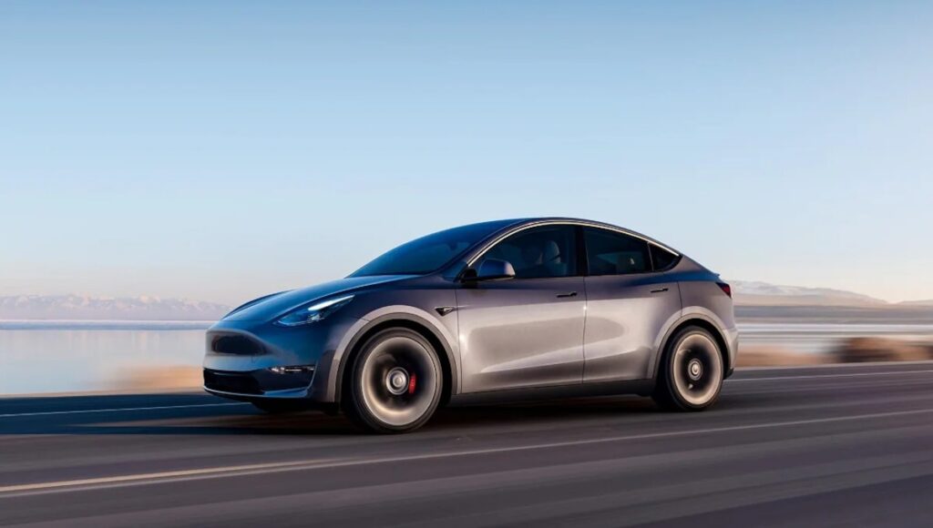 Tesla Model Y की भारत में धांसू शुरुआत कीमत, रेंज और फीचर्स ने बनाया इसे EV का बादशाह