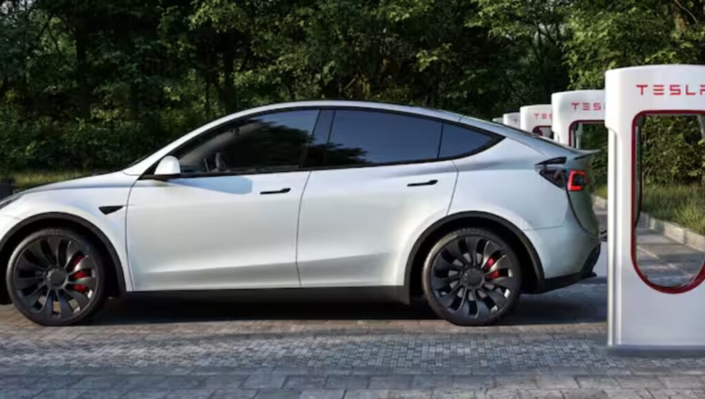 Tesla Model Y की भारत में धांसू शुरुआत कीमत, रेंज और फीचर्स ने बनाया इसे EV का बादशाह