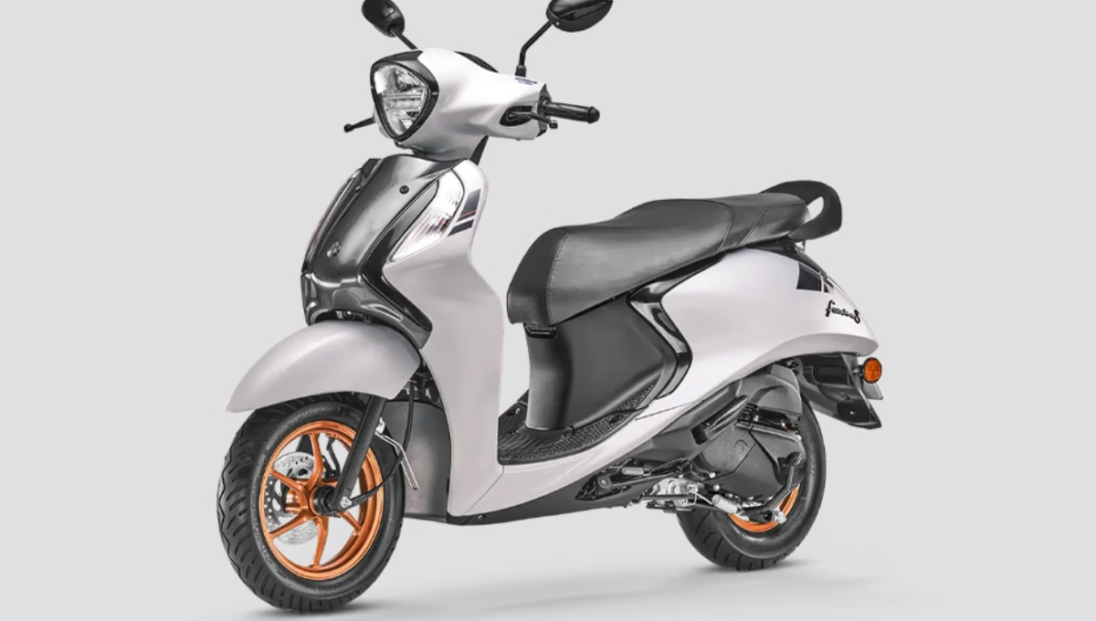सिर्फ 99 किलो वज़न और 68.75 kmpl माइलेज, Yamaha Fascino 125 Fi Hybrid में क्या है खास और कितनी है कीमत