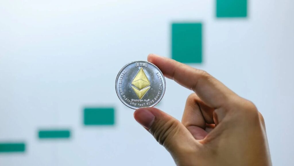 Ether makes a comeback: बिटकॉइन को पीछे छोड़ते हुए ETH-ETFs में $443.9 मिलियन का आगमन