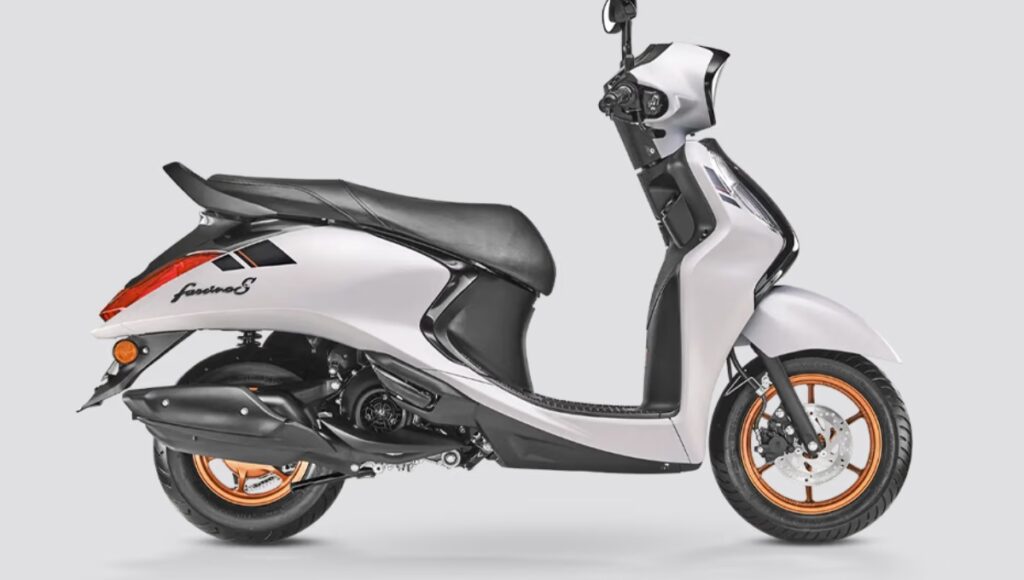 सिर्फ 99 किलो वज़न और 68.75 kmpl माइलेज, Yamaha Fascino 125 Fi Hybrid में क्या है खास और कितनी है कीमत