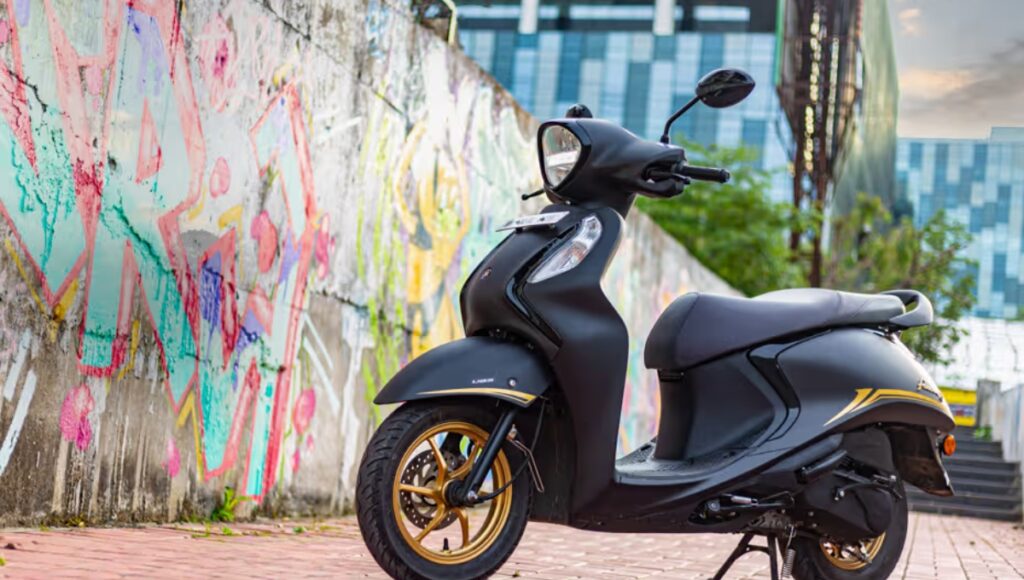 सिर्फ 99 किलो वज़न और 68.75 kmpl माइलेज, Yamaha Fascino 125 Fi Hybrid में क्या है खास और कितनी है कीमत