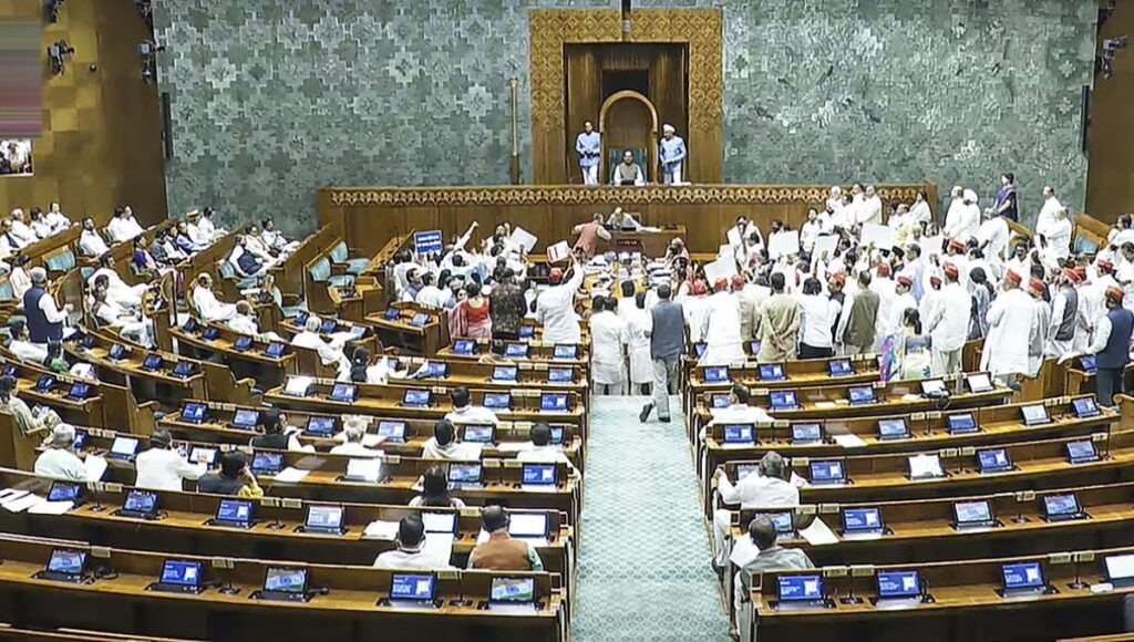 Lok Sabha में बिना चर्चा के पास हुए दो टैक्स बिल, रिजिजू ने विपक्ष पर साधा निशाना