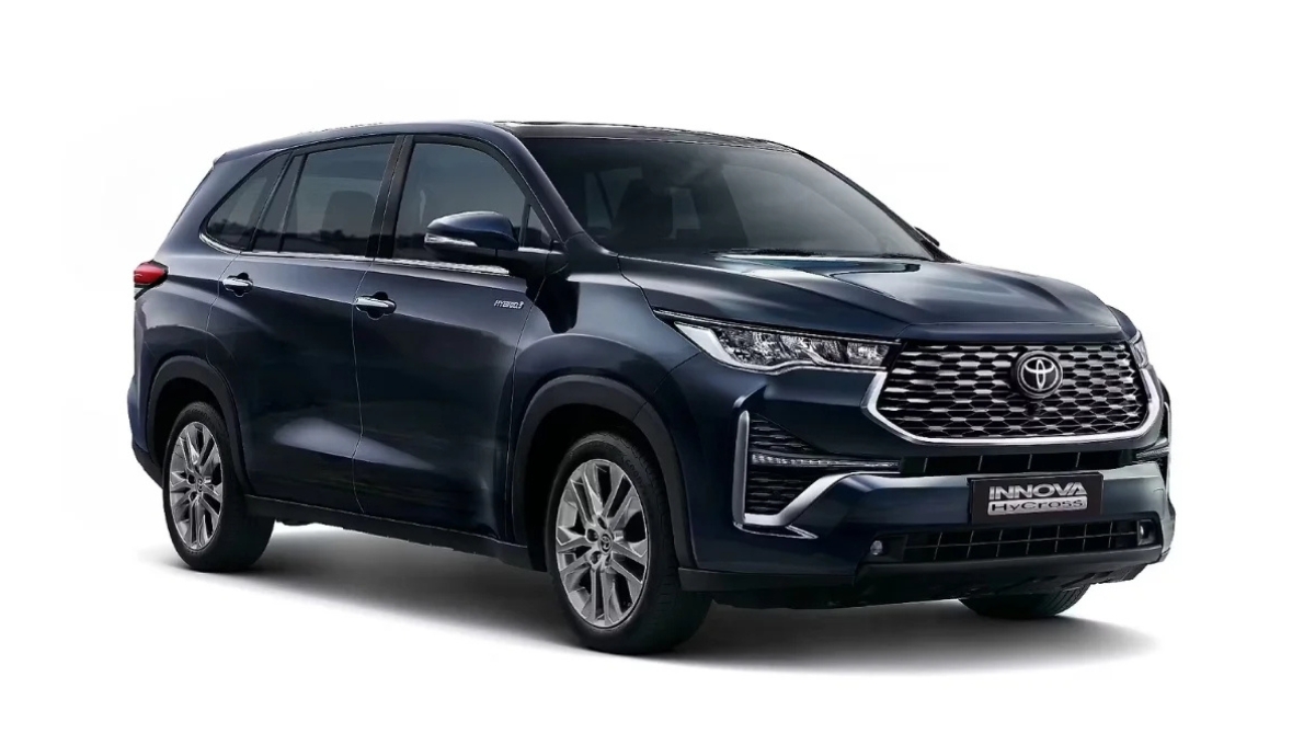 23.24 kmpl माइलेज और 52 लीटर फ्यूल टैंक वाली Toyota Innova Hycross फैमिली के लिए परफेक्ट कार