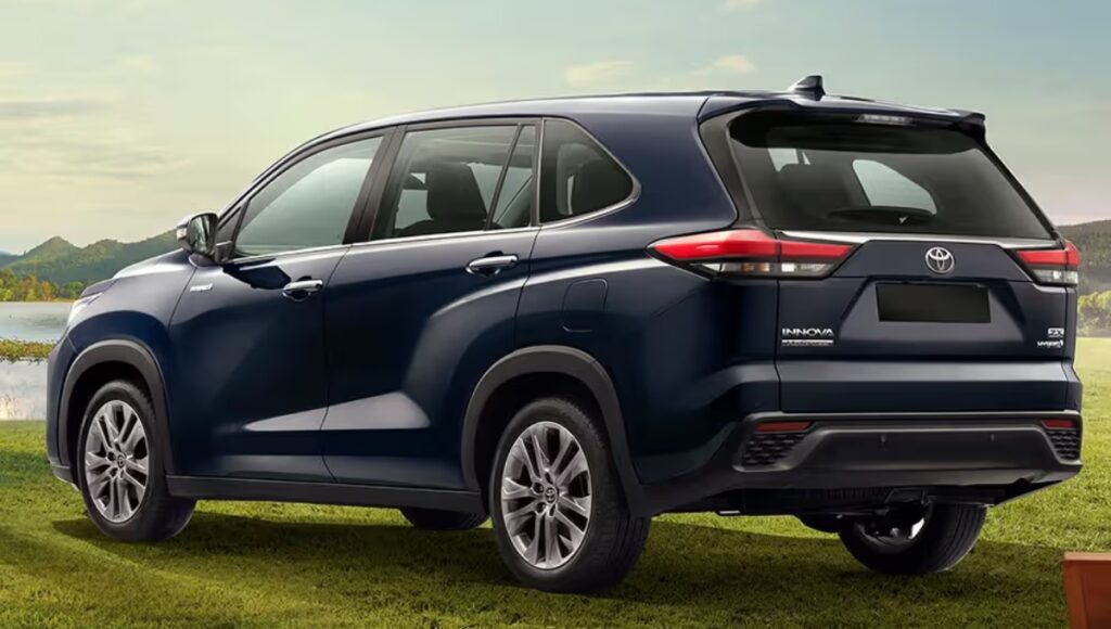 23.24 kmpl माइलेज और 52 लीटर फ्यूल टैंक वाली Toyota Innova Hycross फैमिली के लिए परफेक्ट कार