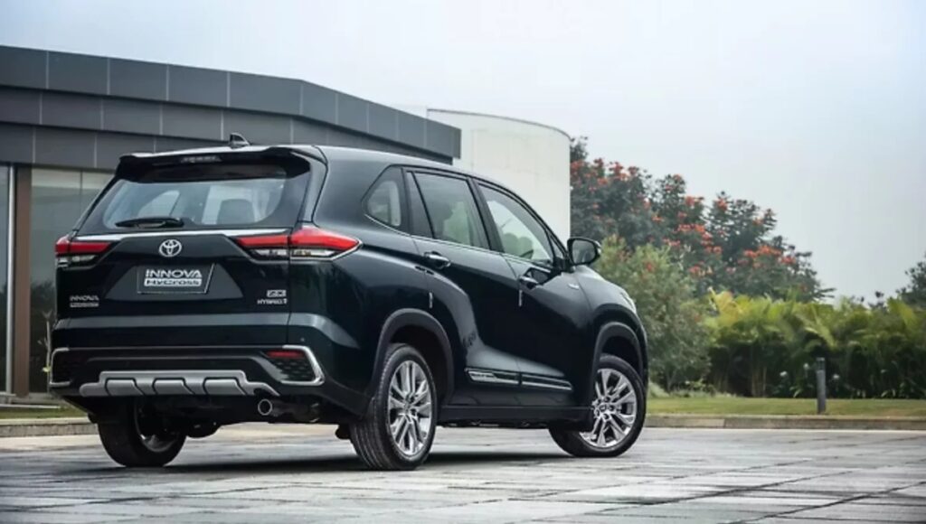 23.24 kmpl माइलेज और 52 लीटर फ्यूल टैंक वाली Toyota Innova Hycross फैमिली के लिए परफेक्ट कार