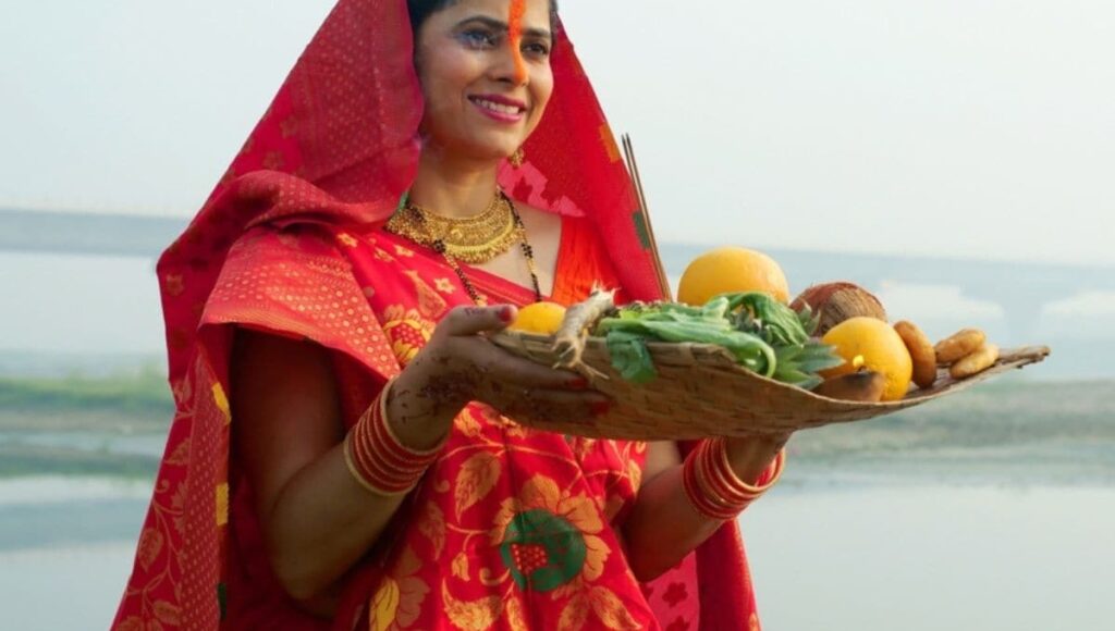Chhath Puja 2025: सादगी और भक्ति के साथ मॉर्निंग मेकअप और हेयरस्टाइल आइडियाज